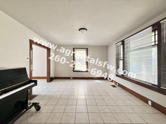 2921 Hoagland Ave