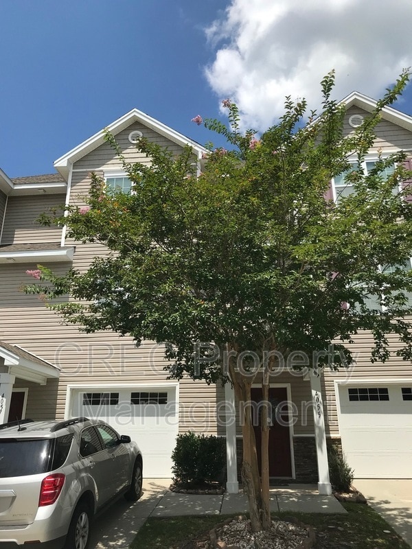 Photo - 4055 Hartland St