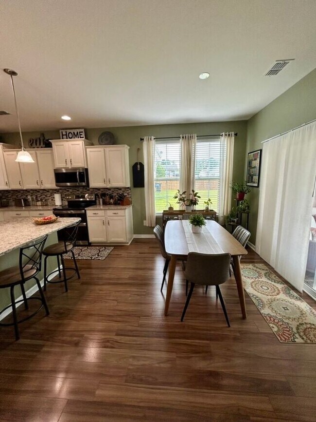 Photo - **Beautifully Maintained 3 Bedroom Home with Study, Screened Porch & Fenced Yard**