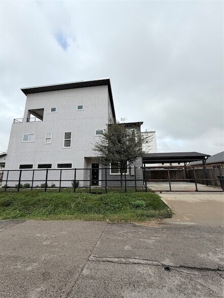 Photo - 202 N York St