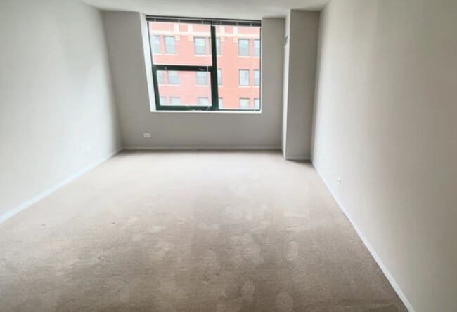 Building Photo - 10 W Erie St Unit 402