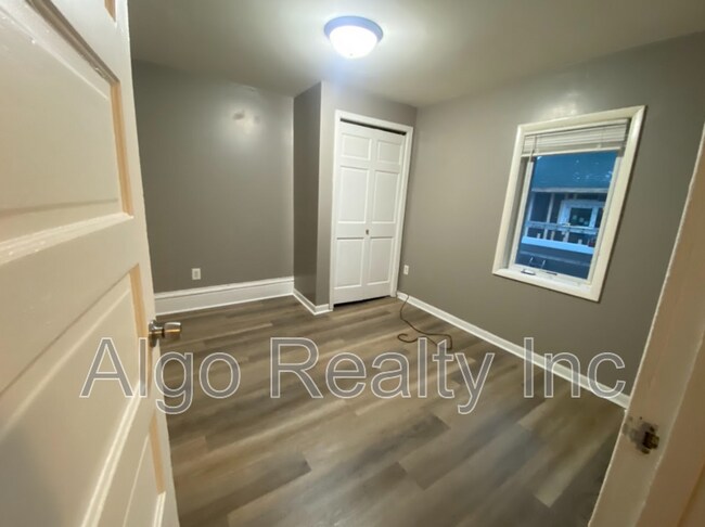 Photo - 2211 Queen Ave N