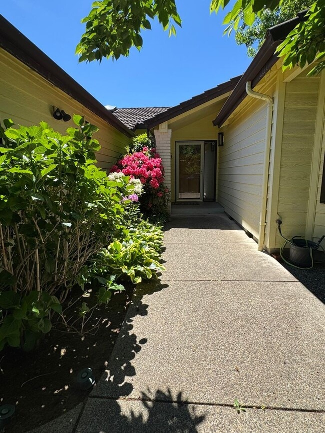 Photo - Beautifully landscaped 3 bed/2 bath home in Springfield