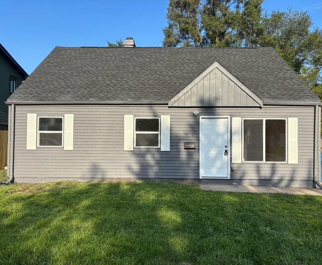 Building Photo - "Spacious 5-Bed Oasis with 2 Baths in Gary... Rental