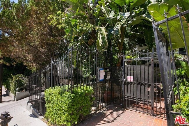 Building Photo - 1323 N Olive Dr Rental