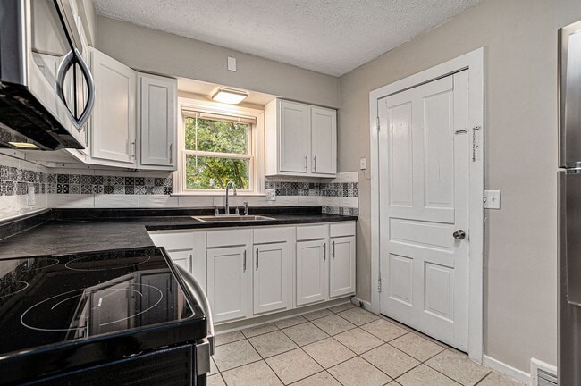 Building Photo - $950 2 Bedroom 1 bathroom apartment Fully ... Unit 1701 South Park Street