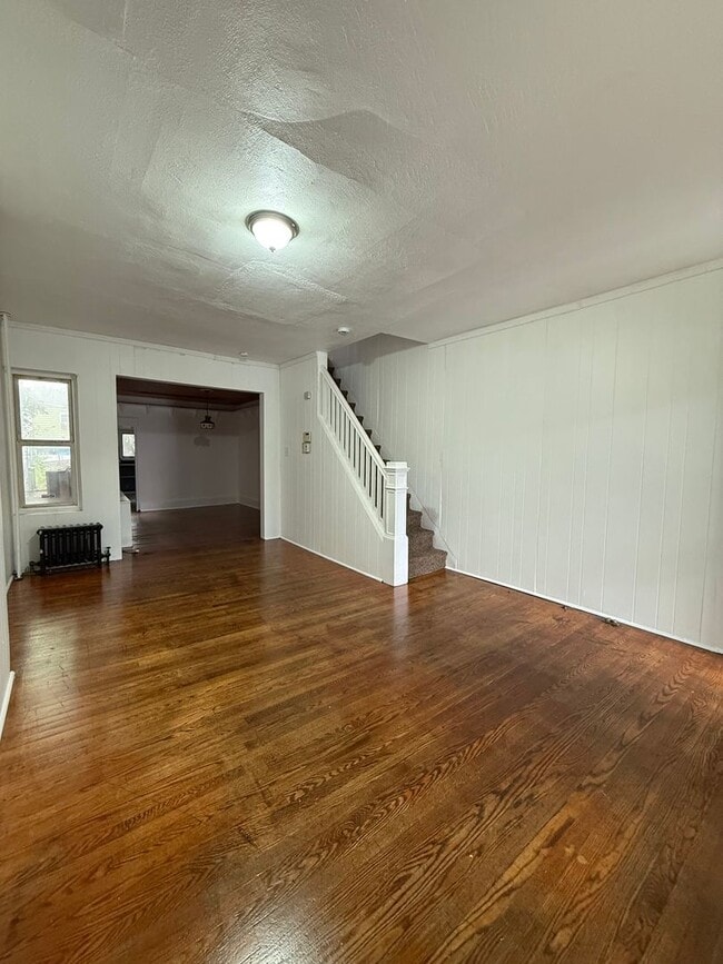 Photo - 933 Beatty St