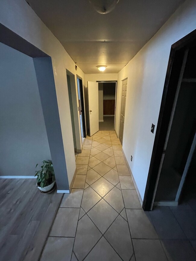 Photo - 1330-6001330 Twan Ave