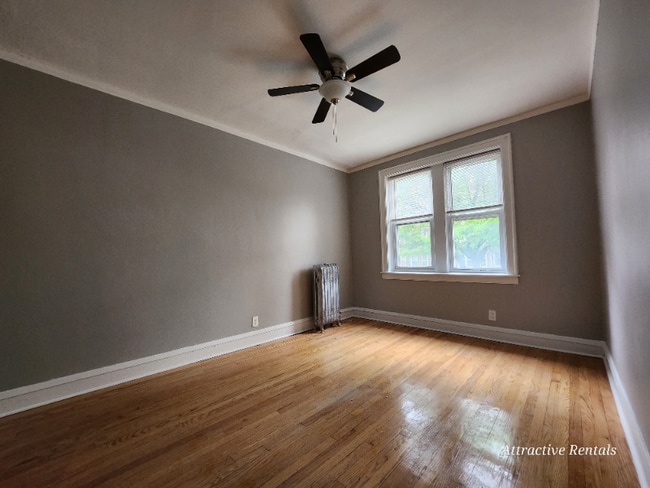 Photo - 654 E 81st St