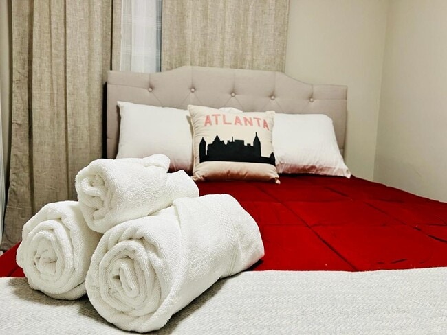 Photo - 1087 Windsor St SW