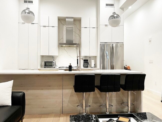 Building Photo - 360 Meridian St Unit 4