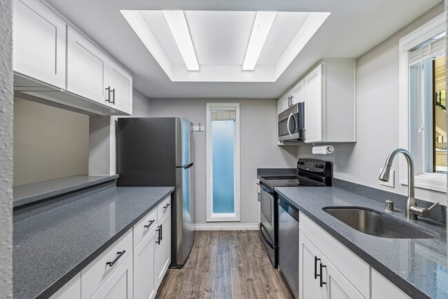 Building Photo - 2 bed 1.75 bath - includes water/sewer/gar... Unit 8 Rental