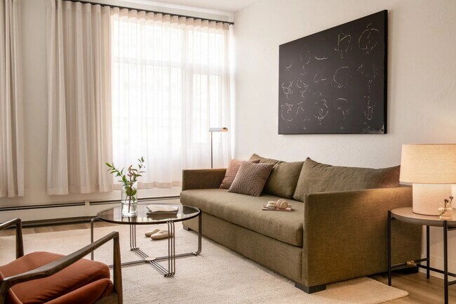 Photo - 161 Laurier Av W