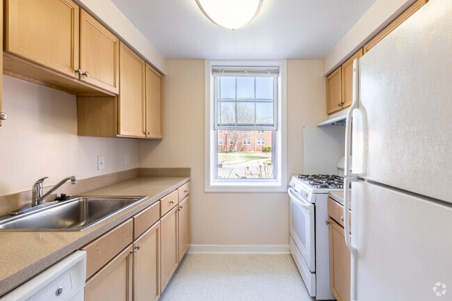 2BR, 1BA - 760SF