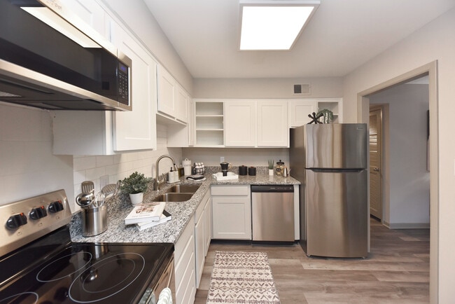 Experimente la elegancia de esta cocina moderna, con acabados elegantes y un diseño eficiente. - Edison at Meridian Hills