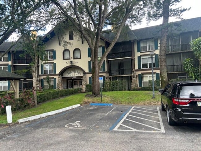 Building Photo - 3720 Inverrary Dr Unit 1T