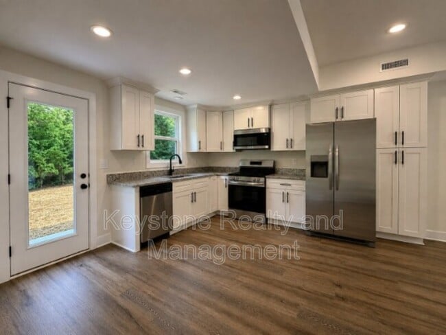 Photo - 925 Ford St