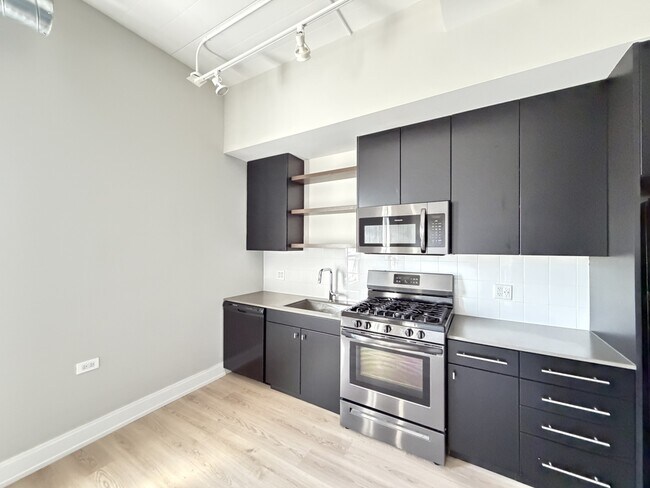 941 W Belmont Ave Unit 105