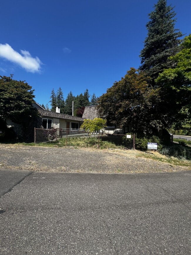 Photo - 146 Hawthorn Ln