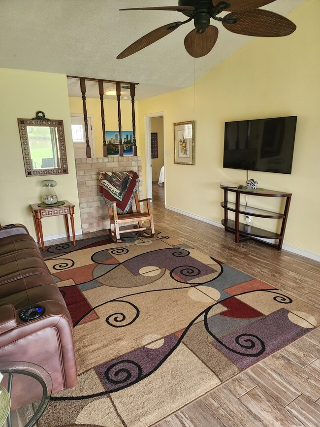 Photo - 603 Continental Dr