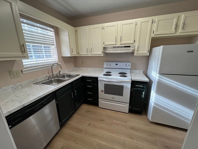 Building Photo - 2 bed 1 bath Available now! Unit 303