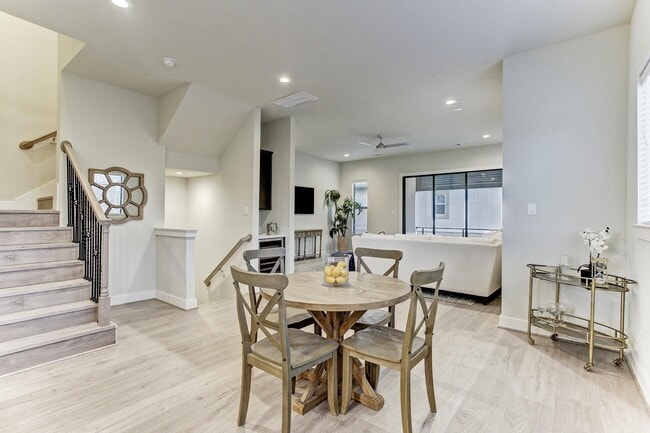 Photo - 806 Sienna Palm Ln