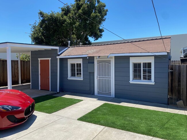 Photo - Beautifully maintained detached house with A/C, parking, refrigerator, washer and dryer, private ... Unidad 1141 1/2