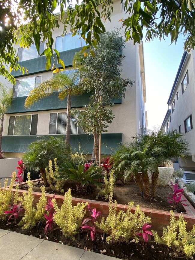 Building Photo - Top Floor Large Bright 2bd/2.5 Bath & Balcony Rental