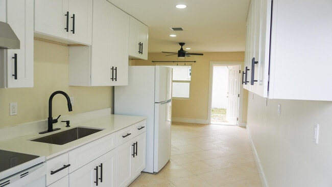 Building Photo - 1414 Ave I