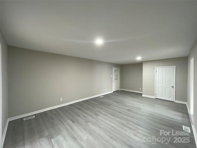 Photo - 1607 Russell Ave