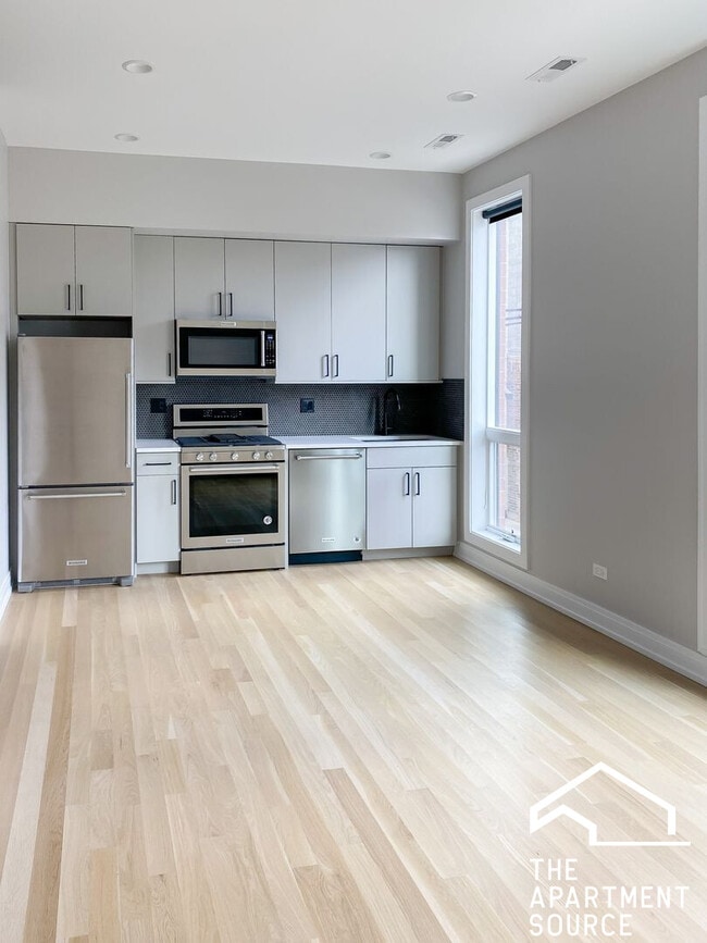 Building Photo - 1050 W Cornelia Ave Unit 202