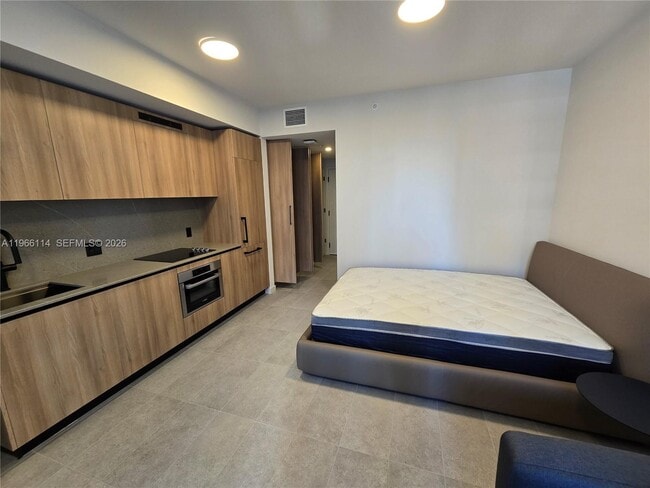 Photo - 121 NE 5th St Unidad 709