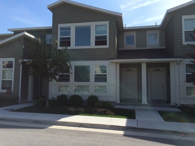 Building Photo - Luxury 3 Bedroom Townhome Available Now!!