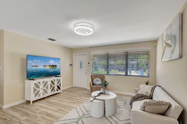 Photo - 140 W 31st St