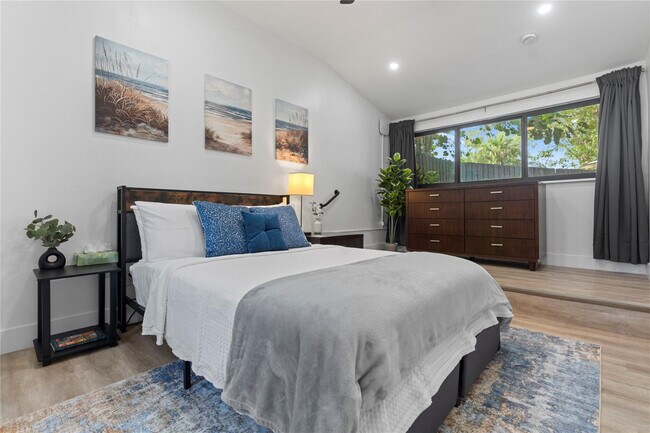 Photo - 719 NE 36th St