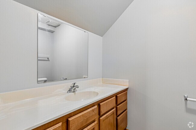 1BR, 1.5BA - 838SF - Bathroom