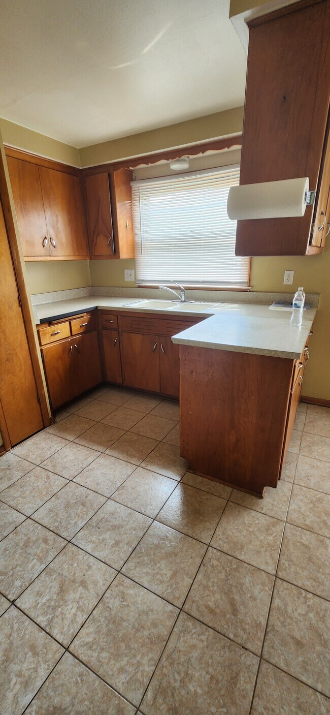 Kitchen - 4324 N 91st St Unidad 3 Bed 1B Upper