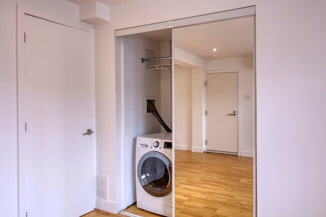 Photo - 25 Av des Pins O Unit 436