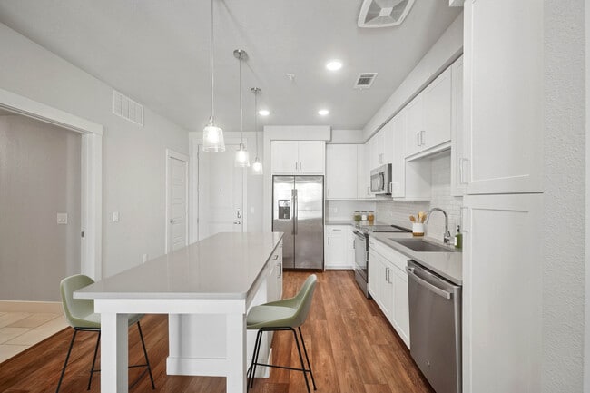 Building Photo - Avalon Lowry