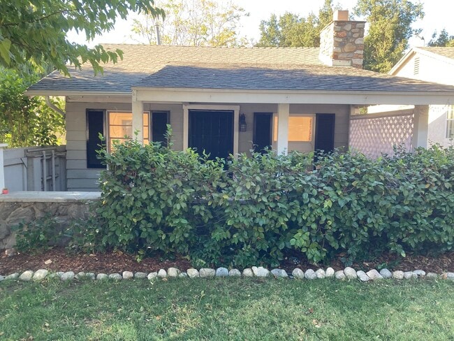 Building Photo - 3226 Montrose Ave Unit B