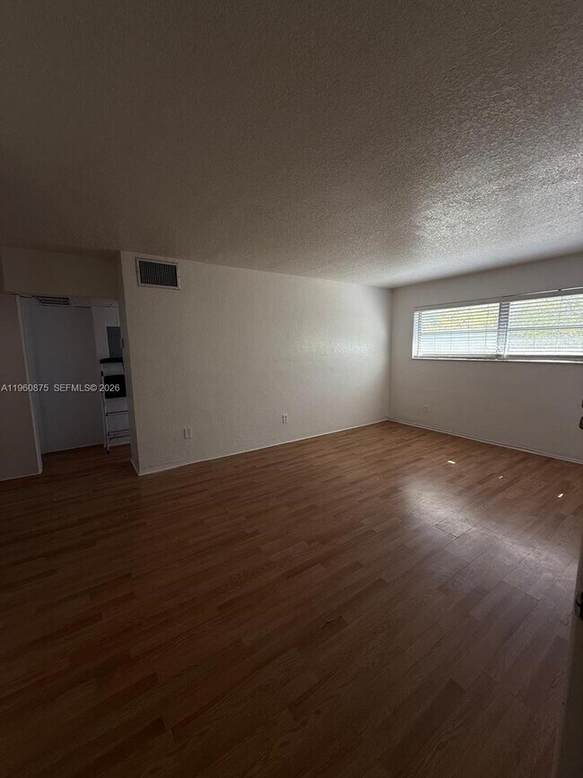 Photo - 16851 NE 18th Ave Unidad 201