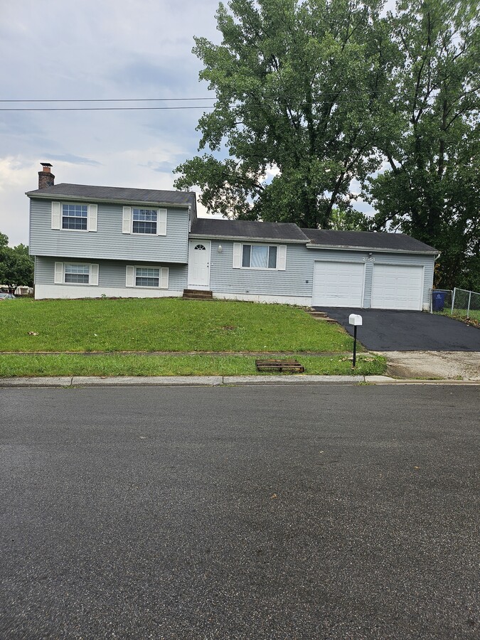 Photo - 2551 Niantic Dr House
