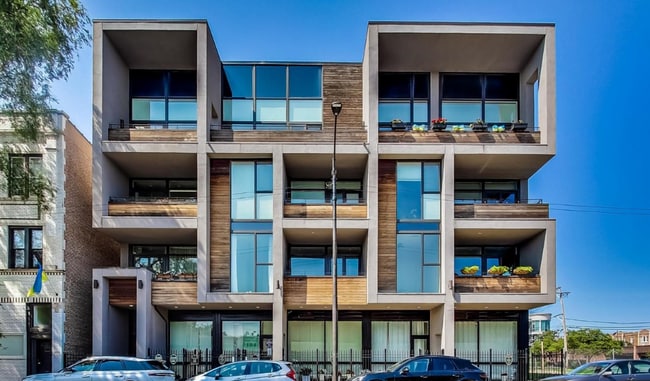 Building Photo - 2424 W Chicago Ave Unit 301