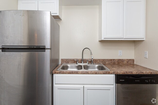 2 BR, 1 BA - 965 SF