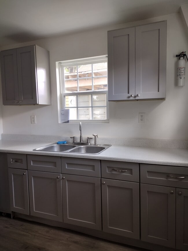 Photo - 705 E Hanlon St