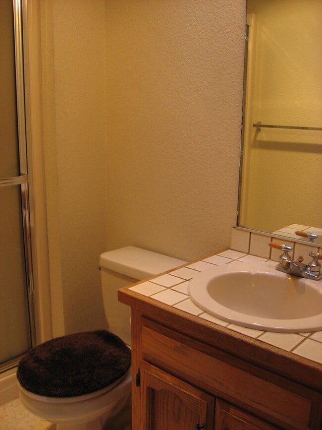 Building Photo - 824 SE Jensen St Unit #2