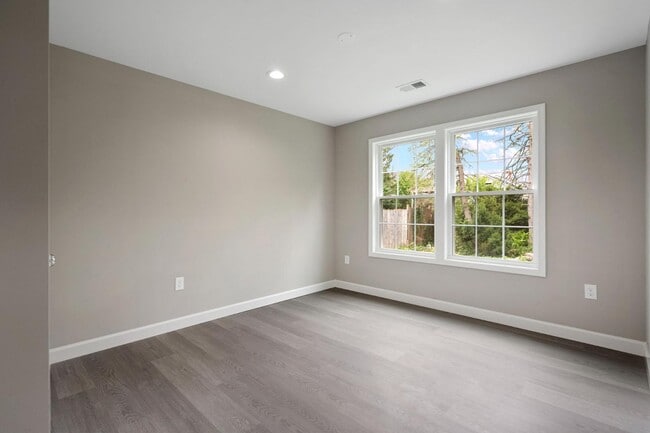 Photo - 2253 Papermill Rd