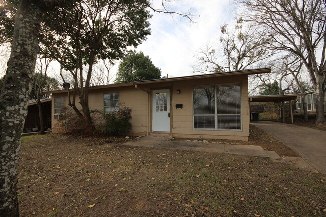 Clean South Austin 3/1 House w/ Carport, P... - Clean South Austin 3/1 House w/ Carport, P...