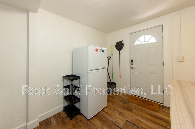 Photo - 516 E 6th St