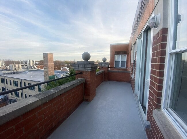 Building Photo - 3550 W Montrose Ave Unit 508